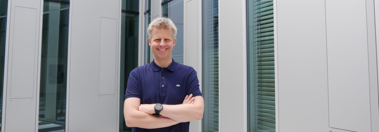 Der neue Studiendekan Prof. Dr. Stephan Wilczek vor dem HdM Gebäude