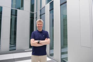 Der neue Studiendekan Prof. Dr. Stephan Wilczek vor dem HdM Gebäude
