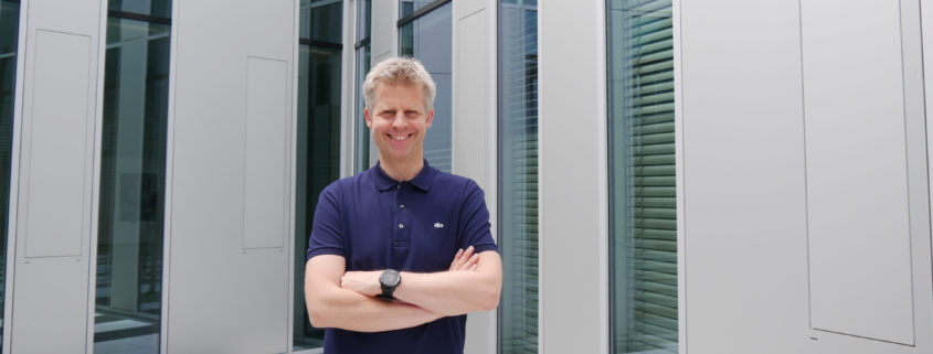 Der neue Studiendekan Prof. Dr. Stephan Wilczek vor dem HdM Gebäude