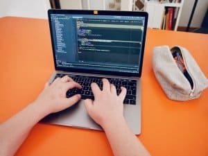 Zwei Hände auf der Tastatur im Code Editior